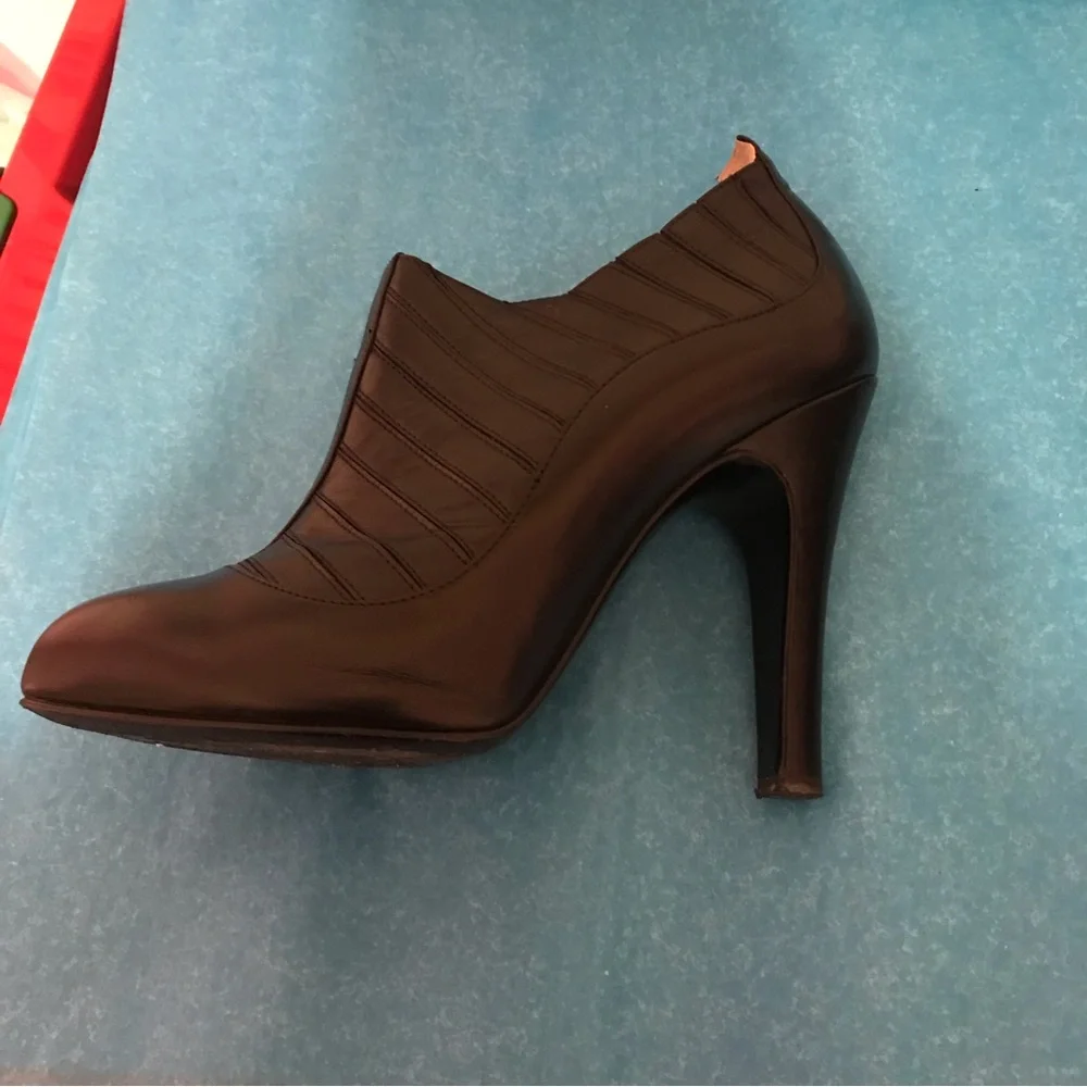 Chanel 2006 Paris New York quilted black ankle heels 37.5 - Picture 4 of 12